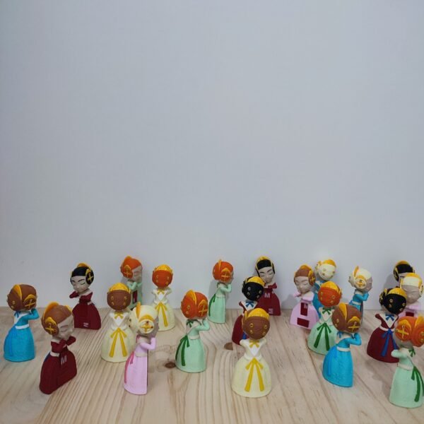 Grupo de muñecas Xiquetes Falleres en diferentes colores, con vestidos y peinados tradicionales falleros, representando la diversidad y la tradición valenciana.