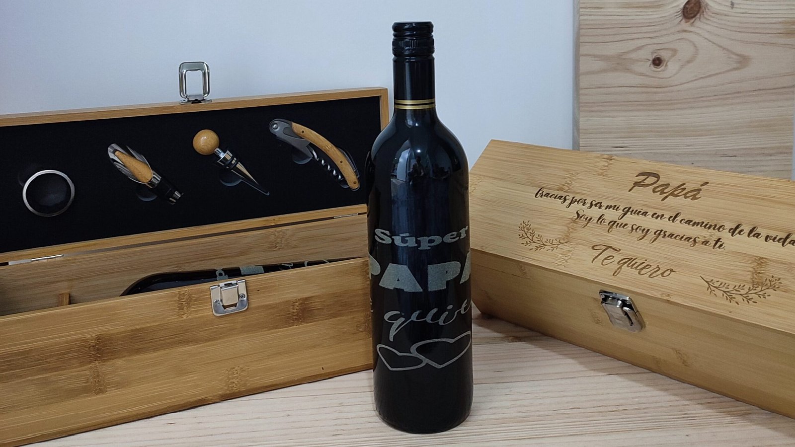 Set de regalo personalizado para el Día del Padre con caja de madera grabada, accesorios para vino y botella con diseño grabado 'Súper Papá'. Ideal para un regalo especial y único.